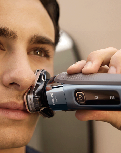 Series i9000 Wet & Dry Electric Shaver with Quick Clean Pod & Charging Stand