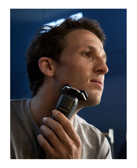 Series 7000 SkinIQ Electric Shaver