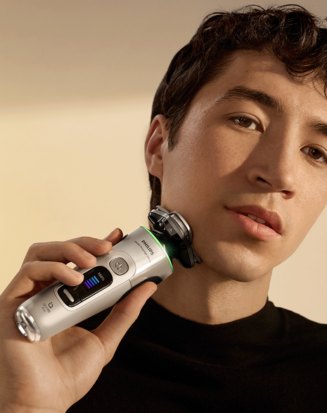 Series i9000 Prestige Ultra Wet & Dry Electric Shaver with Quick Clean Pod & UV Power Case